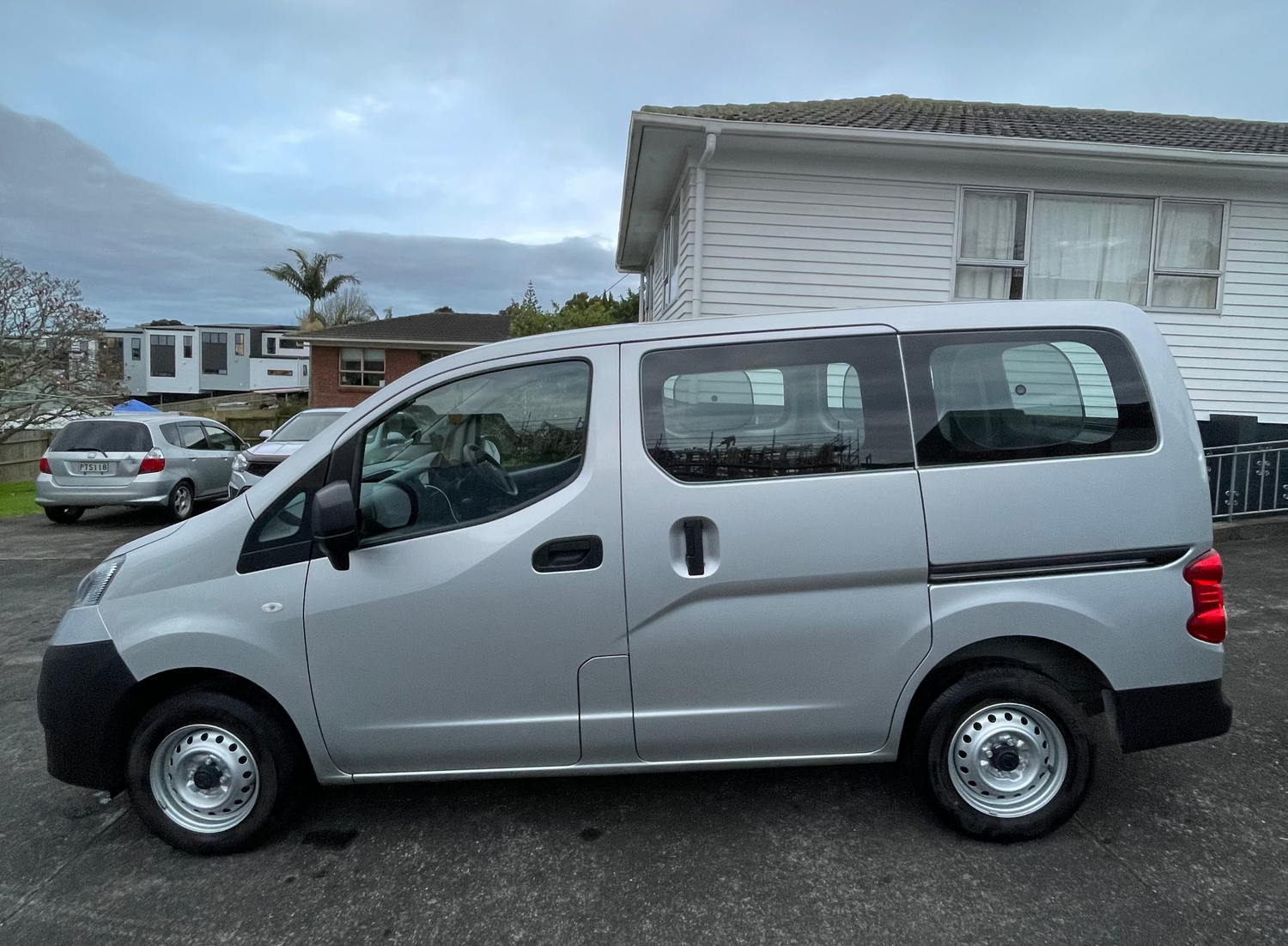 Nissan Van available for hire in Auckland – cargo and passenger van rental